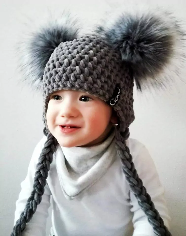 Háčkovaná ušanka  s dvěma bambulema a nákrčníkem