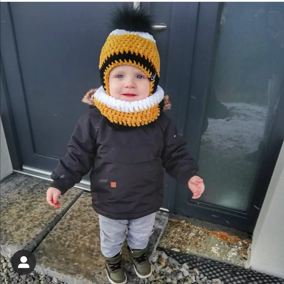Háčkovaná ušanka MUSTARD s bambulí