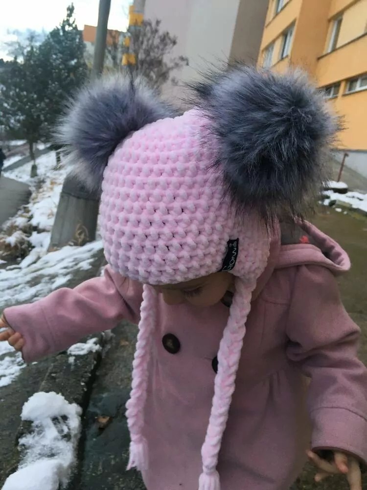 Háčkovaná ušanka  s dvěma bambulema