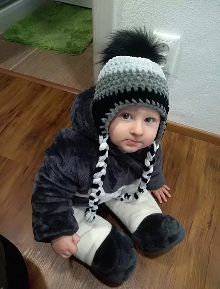 Háčkovaná ušanka SHADOW s bambulí