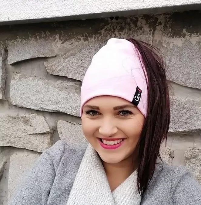 Dvouvrstvá čepice s otvorem na culík