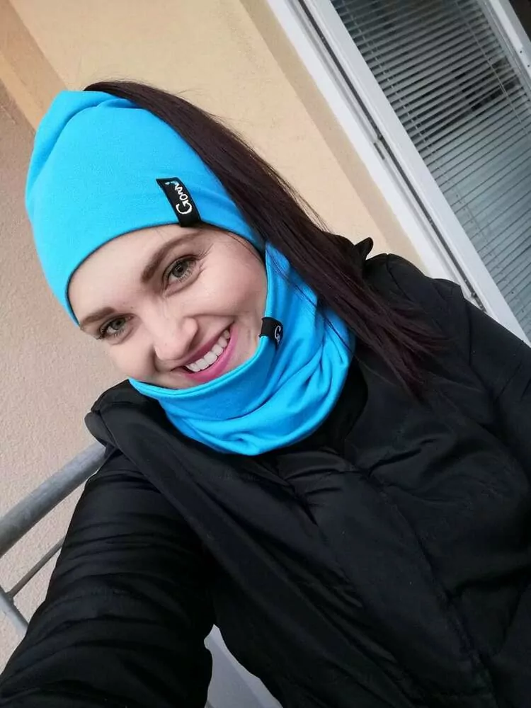 Čepice s otvorem na culík s nákrčníkem