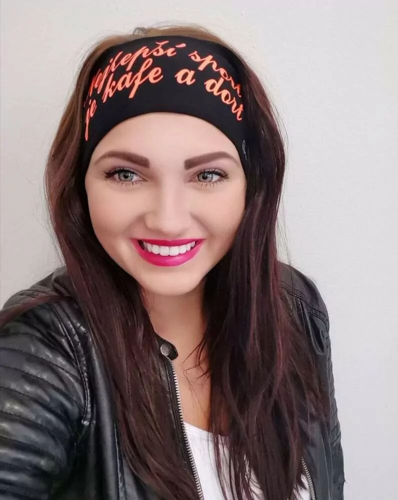 Čelenka z úpletu s nápisem