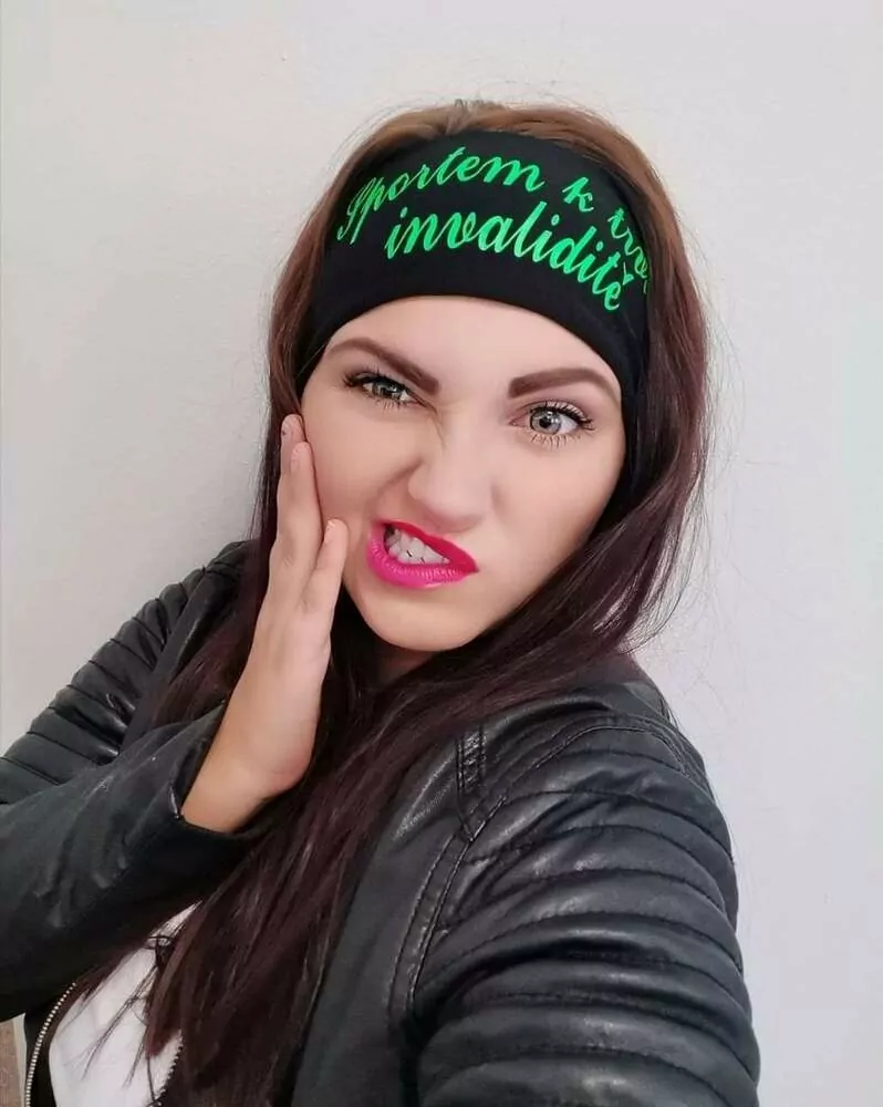 Čelenka z úpletu s nápisem