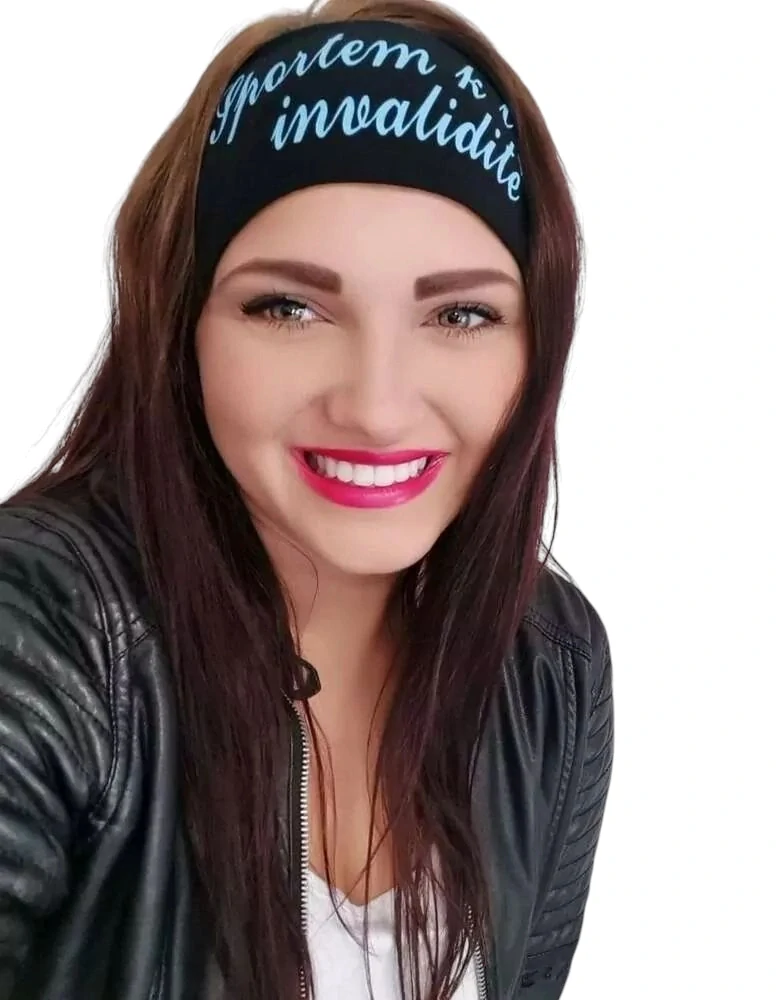 Čelenka z úpletu s nápisem