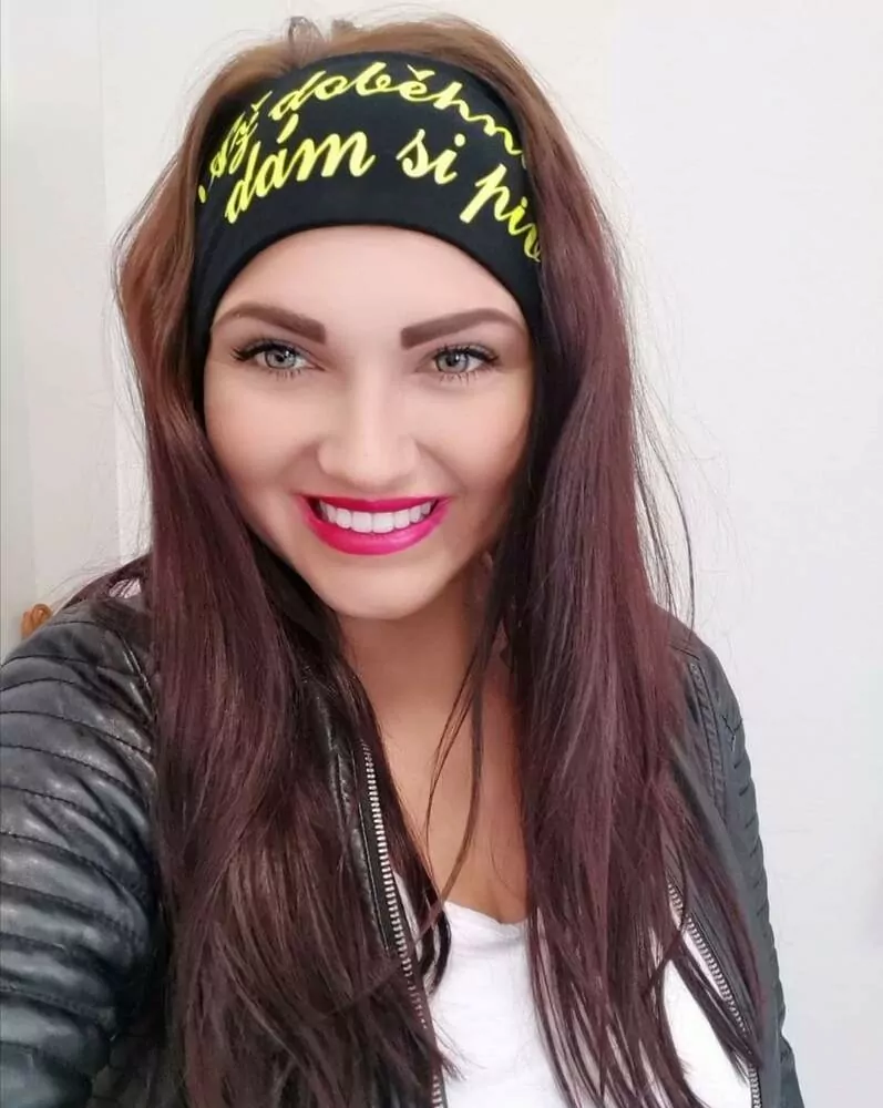Čelenka z úpletu s nápisem