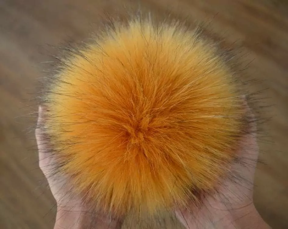 Háčkovaný kulich s maxi bambulí
