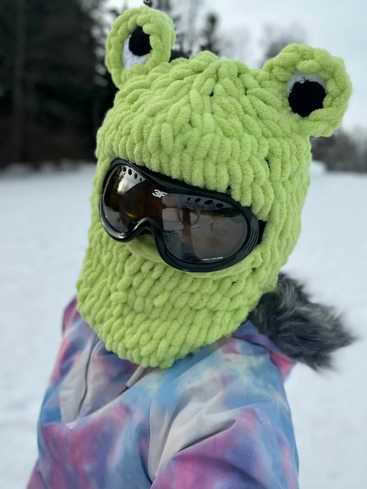 Kukla na přilbu  ŽÁBA