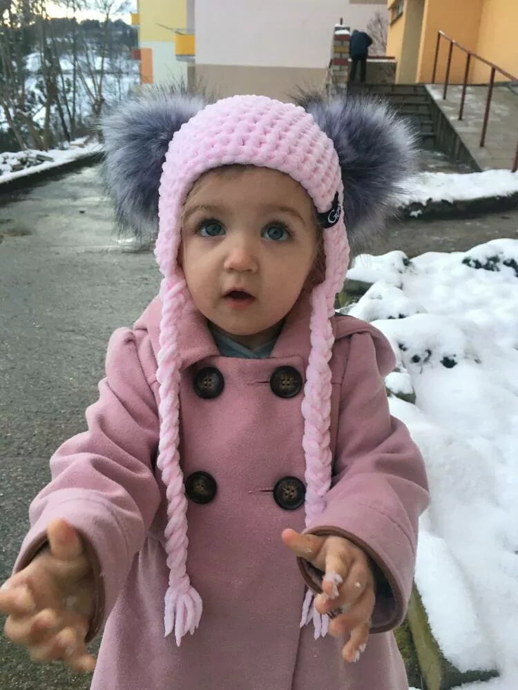 Háčkovaná ušanka  s dvěma bambulema