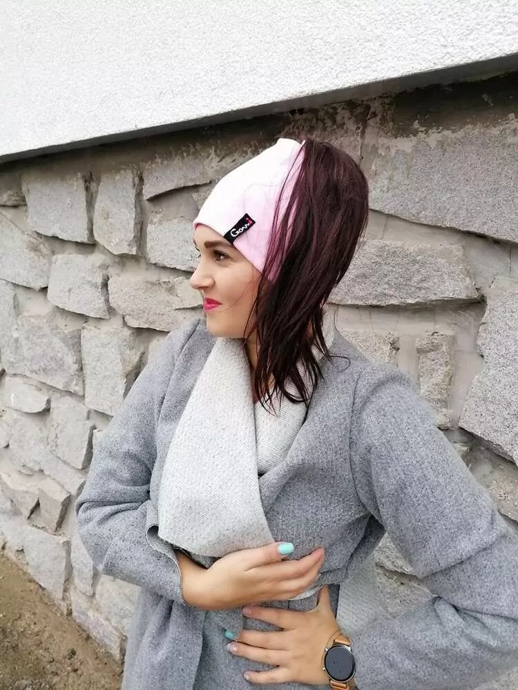Dvouvrstvá čepice s otvorem na culík