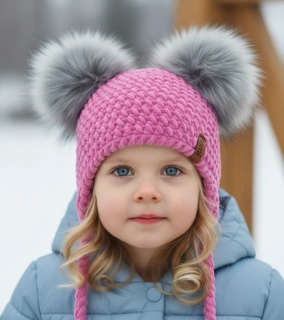 Háčkovaná ušanka  s dvěma bambulema. ZINA