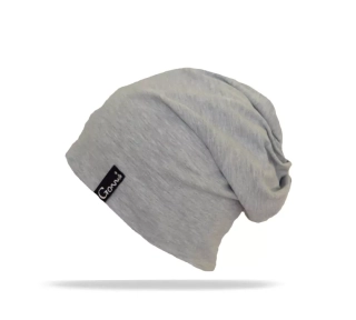 Dvouvrstvá čepice s otvorem na culík