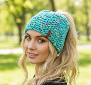 Háčkovaný  kulich  s otvorem na culík